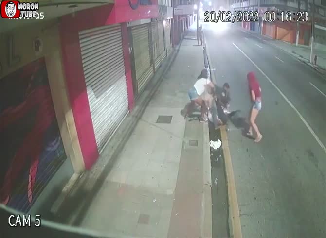 Video :A thief uses his knife to injure himself!